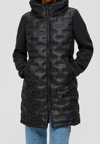 Czarna kurtka puchowa z pikowanym przodem, gładkimi czarnymi rękawami, kapturem i zamykanymi kieszeniami. Miękka, gładka struktura i prosty krój.