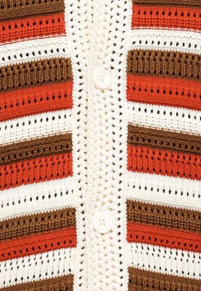 Πλεκτή ζακέτα με οριζόντιες ρίγες σε κόκκινο, καφέ και κρεμ, με υφή και κλείσιμο με λευκά κουμπιά στο μπροστινό μέρος.