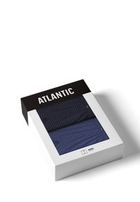 Granatowe bokserki w przezroczystym pudełku, z wyraźnym wzorem teksturowym, z białą i czarną etykietą na pudełku zawierającą napisy „ATLANTIC” i „BOIXERS.”
