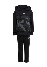 Czarny zestaw hoodie i spodni z szarym wzorem kamuflażu, wykonany z miękkiego materiału. Hoodie ma kieszeń z przodu i sznurki; spodnie mają akcenty.