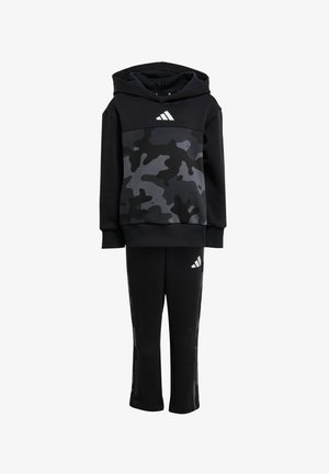 Czarny zestaw hoodie i spodni z szarym wzorem kamuflażu, wykonany z miękkiego materiału. Hoodie ma kieszeń z przodu i sznurki; spodnie mają akcenty.