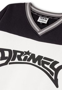 Sudadera en blanco y negro con cuello en V y ribete. Presenta un logotipo de texto en negrita en la parte delantera, material de algodón suave y un ajuste relajado.
