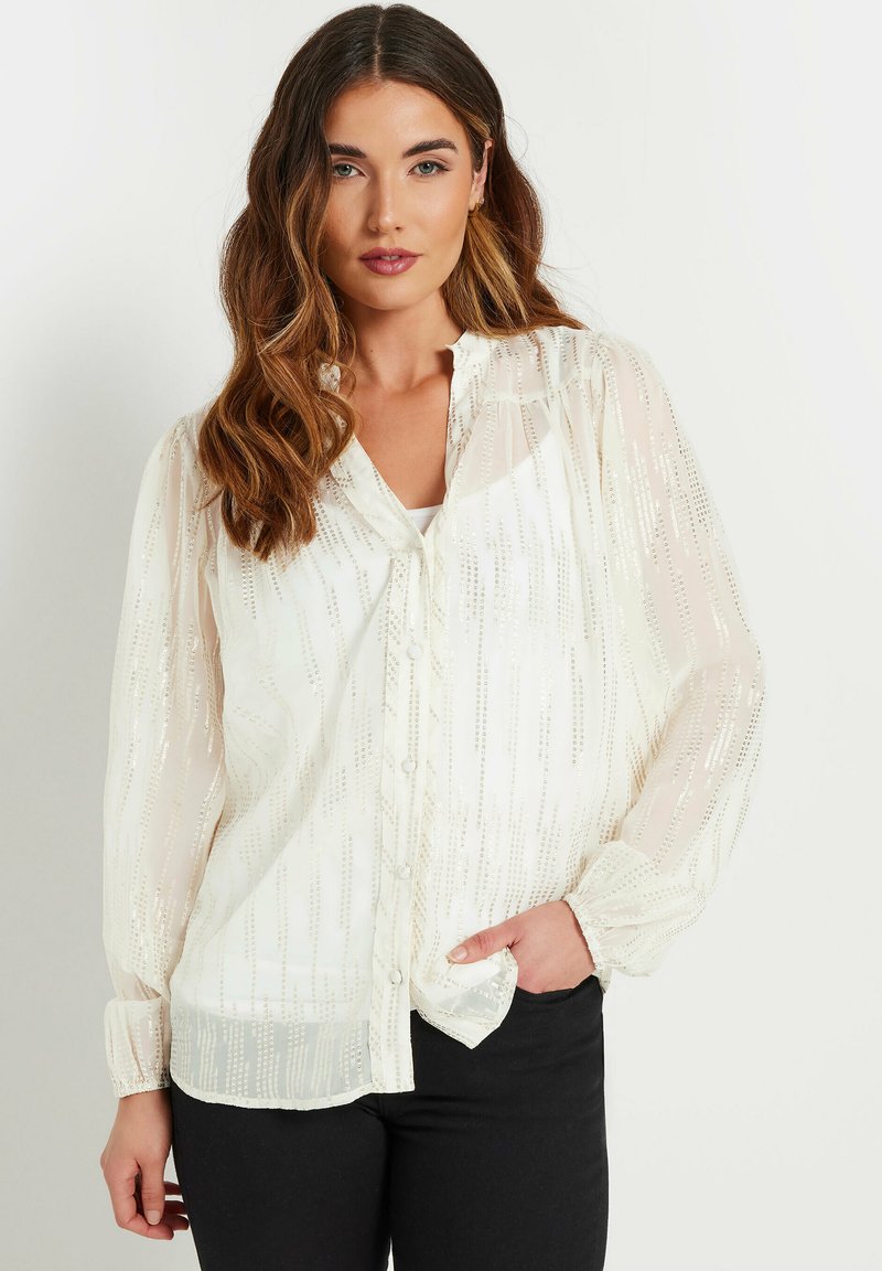 Weißes Button-up-Bluse aus transparenter, texturierter Stoff mit vertikalen metallischen Streifen. Hat lange Ärmel und eine lockere Passform.