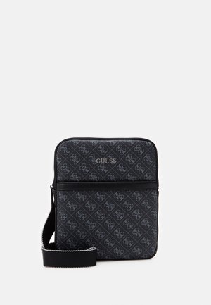 Sac à bandoulière noir avec imprimé logo gris à motif, fermeture éclair, poche avant et bandoulière réglable.