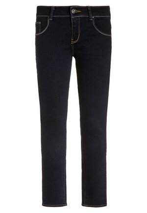 Ciemnoniebieskie jeansy slim fit z przednimi kieszeniami, zapięciem na guziki i widocznym kontrastowym przeszyciem na białym tle.