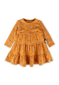 Langärmliges Kleid in Senfgelb, mit geschichteten Rüschen, die ein Blatt- und Sternmuster zeigen, und einem kleinen dekorativen Patch am Ärmel.