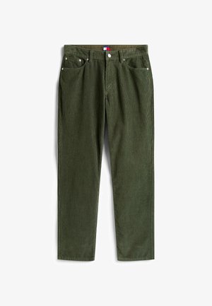 Pantaloni din corduroy verde cu tăietură dreaptă, având o textură de bumbac lat, cinci buzunare și nituri metalice la buzunare și la talie.