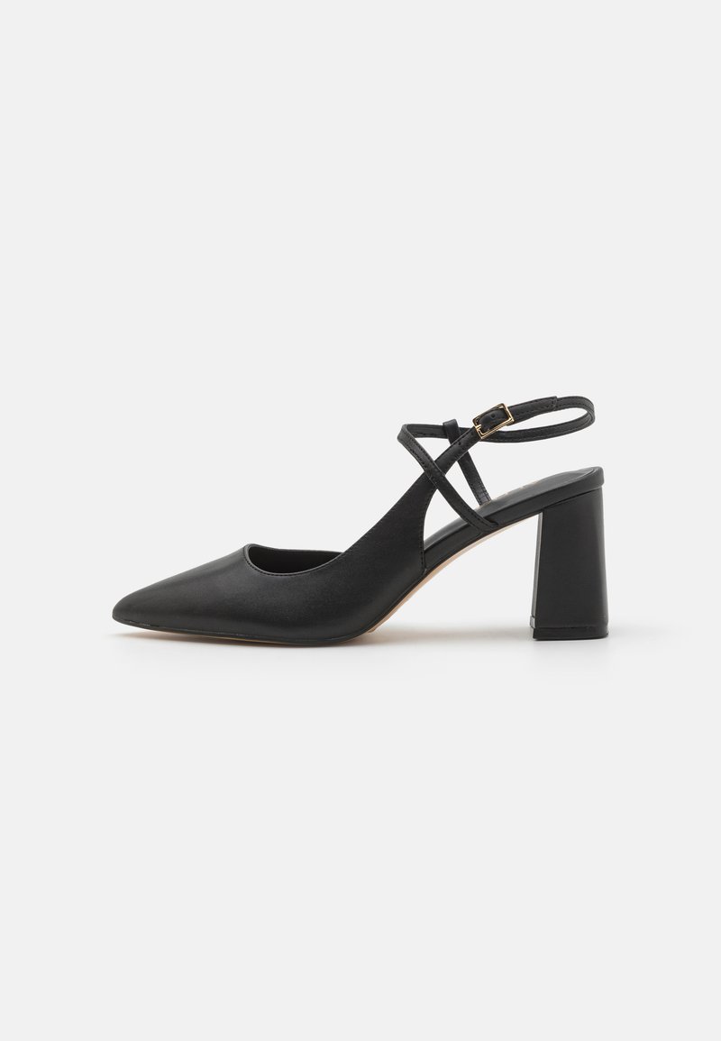 Mustat, kärjeltään terävät slingback-korkokengät, joissa on sileä nahkapinta, paksu korko ja säädettävä nilkkahihna, joka sisältää kultasävyisiä metalliosia.