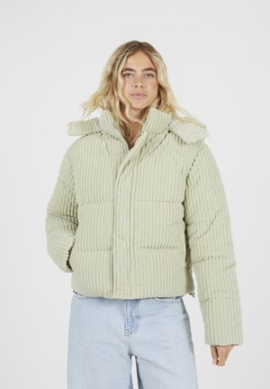 Gevoerde jas van lichtgroen corduroy met verticale ribbels, brede kraag en lange mouwen. Ritssluiting op de borst.