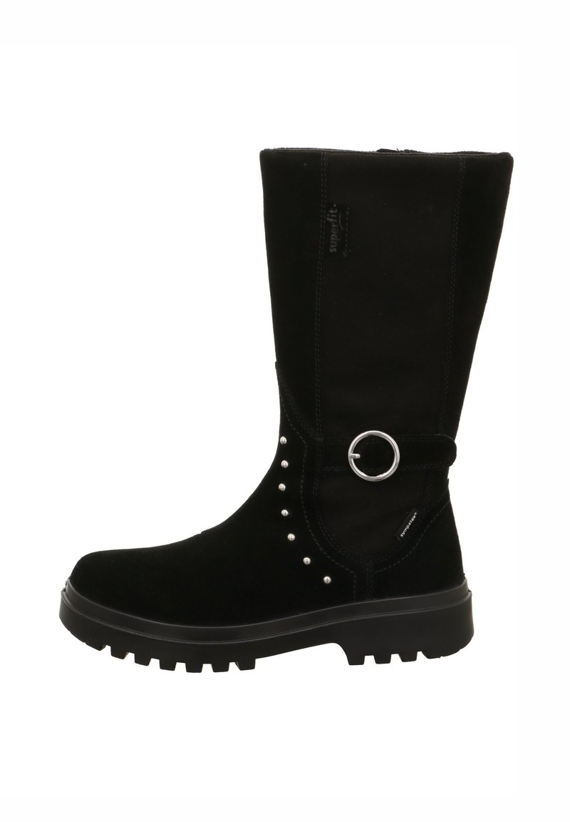 Schwarze Wildleder-Stiefel bis zum Knie mit silbernen Nieten und einem dekorativen Ring, ausgestattet mit einer strukturierten Sohle für besseren Halt.