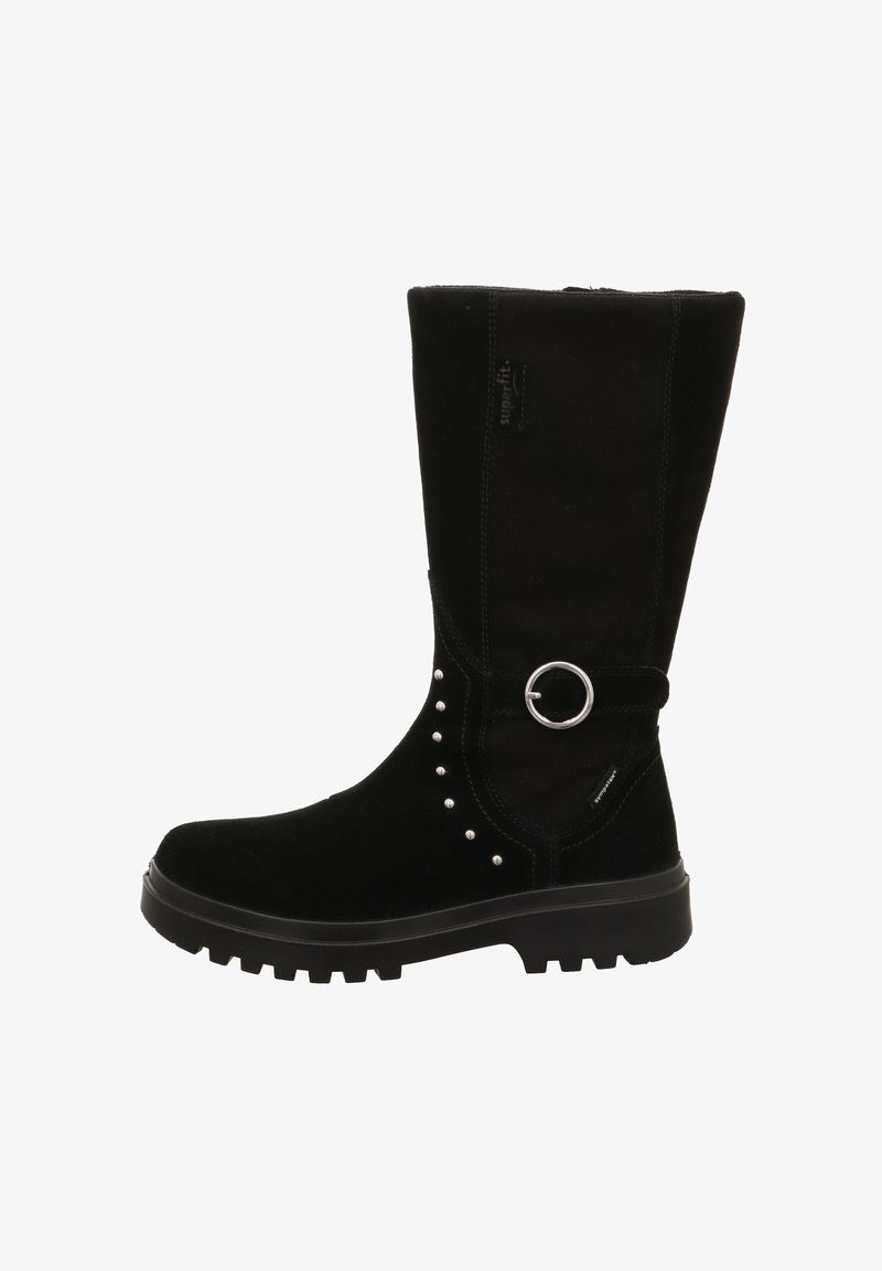 Schwarze Wildleder-Stiefel bis zum Knie mit silbernen Nieten und einem dekorativen Ring, ausgestattet mit einer strukturierten Sohle für besseren Halt.