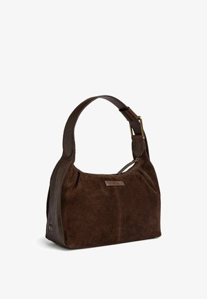 Brūna zamšādas soma ar tumšu ādas siksnu un misiņa sprādzi, kas aprīkota ar rāvējslēdzēja aizdari un nelielu zīmola etiķeti priekšpusē.