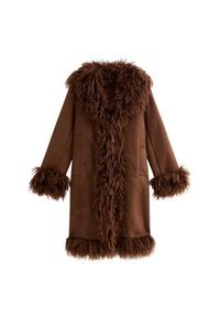 Bruine nep bontjas met een fluffy kraag en manchetten, voorzien van een glad, effen stoffen lichaam en zijzakken, ontworpen in een middellange stijl.