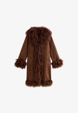 Brauner Kunstpelzmantel mit einem flauschigen Kragen und Ärmeln, der einen glatten, einfarbigen Stoffkörper und Seitentaschen aufweist, im mittellangen Stil entworfen.