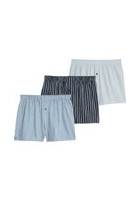 Bomulds boxer shorts i en pakke med tre, med varierede lyseblå og marineblå stribede mønstre, elastisk talje og knapdetalje på én.