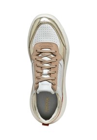 Vit sneaker med beige mockadetaljer, perforerad tå, beiga snören, gyllene metalliska detaljer och grå innersula märkt "Geox Respira".
