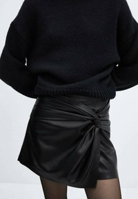 Mango CAIRO - Šortky - black