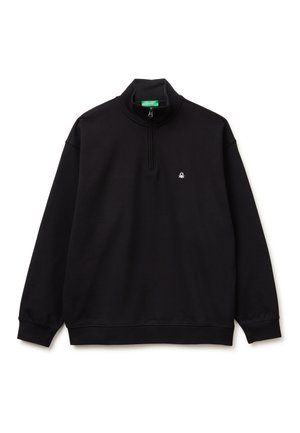 Jersey negro de manga larga con cuello de cremallera hasta la mitad y pequeño logo blanco en el pecho izquierdo.