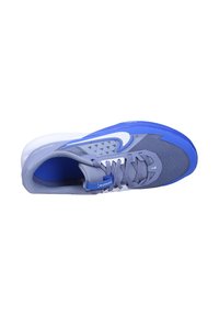 Nike atletska cipela u sivoj i plavoj boji, s mrežastim gornjim dijelom, podstavljenim jezikom, čvrstim vezicama i teksturiranim gumiranim potplatom.
