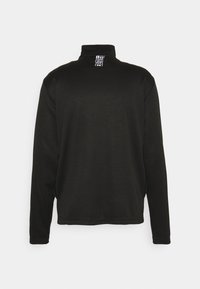 Pullover nero con colletto alto, maniche lunghe e texture liscia. Caratterizzato da un branding minimale sul retro. Senza motivi o dettagli.