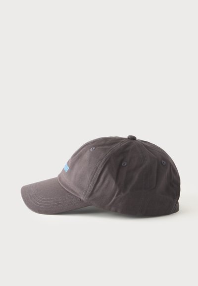 Casquette de baseball gris foncé avec une visière incurvée et un petit texte bleu brodé sur le devant, présentée sur un fond blanc.