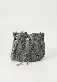 Borsa a secchiello in denim con motivo a rombi, chiusura a cordoncino grigio, dettagli in metallo argentato e texture morbida, dotata di una tracolla rimovibile.