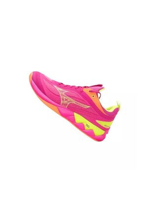 Knallpink und neongelber Sportschuh mit orangefarbenen Akzenten, seitlichem Mesh-Obermaterial und strukturierter Sohle, von der Außenseite betrachtet.