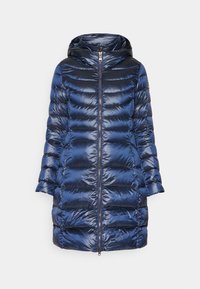 Abrigo acolchado largo azul marino con capucha, acolchado horizontal, cremallera frontal y bolsillos laterales, diseñado para clima frío.