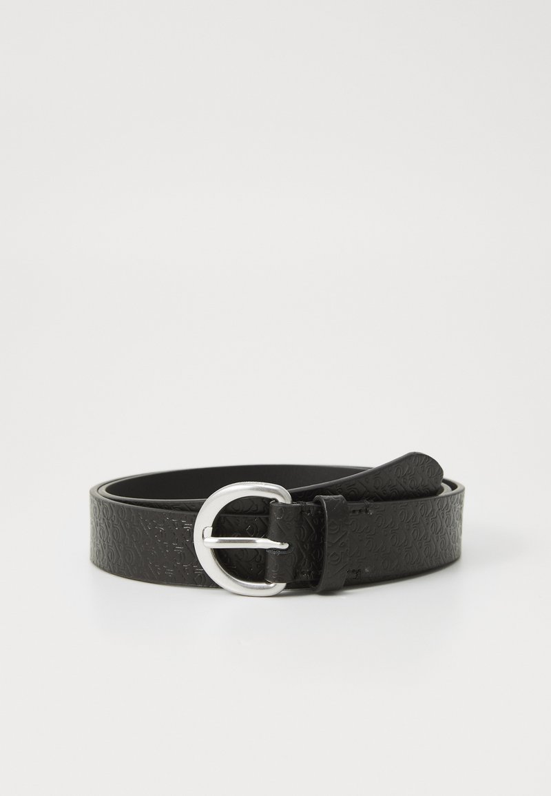 Ceinture en cuir noir avec un motif embossé, boucle ronde en argent et un design épuré. Le matériau a une texture lisse.