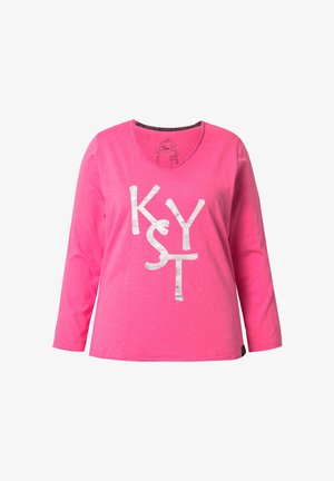 Roze langarmshirt met V-hals; voorzien van zilveren letters "KYST" en een kleine dierenillustratie binnen de kraag; zachte stoftextuur.