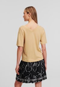 KARL LAGERFELD SIGNATURE V-NECK - Tricou basic - beige