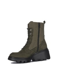Oliwkowe botki do kostki z teksturowanej cholewki, sznurowanym przodem, bocznym zamkiem błyskawicznym oraz masywną czarną podeszwą. Zawierają akcenty w formie przyszywanych detalów.