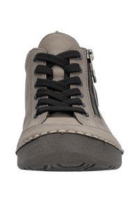 Baskets en cuir gris avec des lacets noirs et une fermeture éclair sur le côté. Bout arrondi, semelle en caoutchouc avec un détail texturé et des coutures autour du bord.