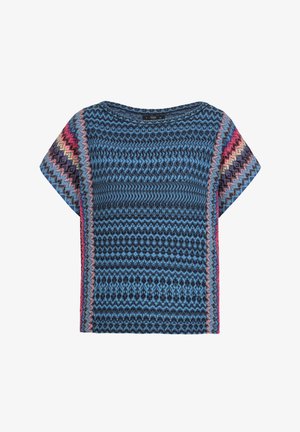 Top de manga corta con patrón azul que presenta diseños geométricos en diferentes tonos de azul, rosa y negro. Tela suave, ajuste relajado.