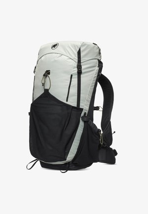 Lichtgrijze en zwarte rugzak met een gestructureerd oppervlak, verstelbare banden en een netzak aan de zijkant voor extra opbergruimte.