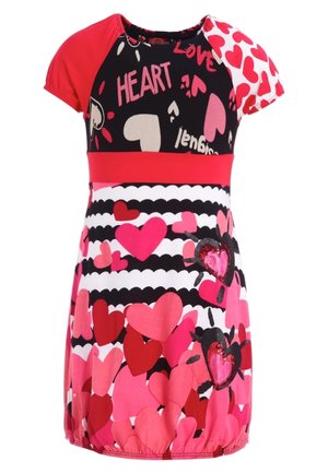 Czerwona i czarna sukienka z krótkim rękawem z wzorem serc, z jednolitym czerwonym pasem w talii i teksturowanymi akcentami serc w kolorze różowym i czarnym.