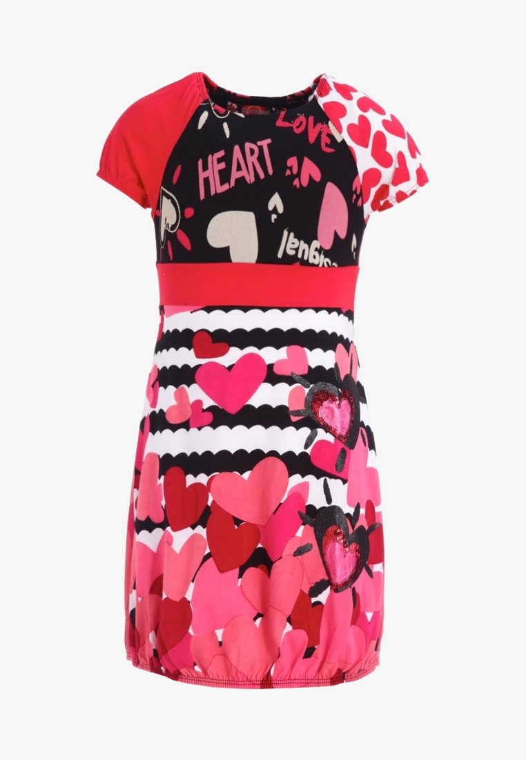 Robe rouge et noire à manches courtes avec motifs de cœurs, dotée d'une ceinture rouge unie et d'accents texturés en forme de cœur en rose et noir.