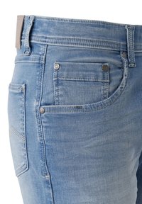 Hellblaue Jeans aus Denim mit klassischem Design, fünf Taschen, Metallnieten und strukturierter Oberfläche. Der Bund hat ein Logotag.