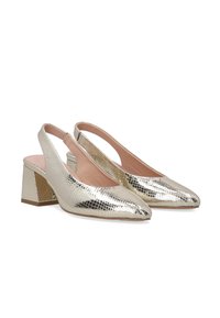 Metallic gold Slingback-Absätze mit einem strukturierten Schlangenledermuster, spitzem Zeh und niedrigem Blockabsatz, mit einem Ausschnitt an der Seite.