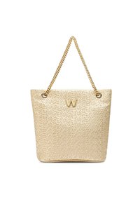 Sac fourre-tout doré avec un motif floral texturé, comportant un logo et des anses en chaîne. Forme rectangulaire et finition lisse.