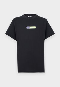 Μαύρο κοντομάνικο T-shirt Nike με μικρό ορθογώνιο λογότυπο σε μοβ και νέον κίτρινο, τοποθετημένο στο κέντρο του στήθους.