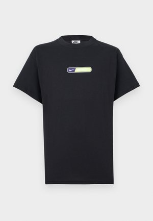 T-shirt Nike nera a maniche corte con un piccolo logo rettangolare in viola e giallo neon al centro del petto.