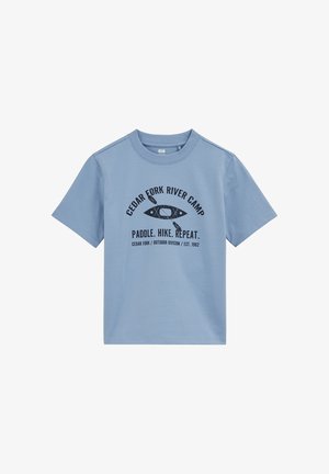 Hellblaues T-Shirt mit kurzen Ärmeln, schwarzem Kajak- und Paddelmotiv sowie dem Text "Cedar Fork River Camp Paddle. Hike. Repeat." auf der Vorderseite.