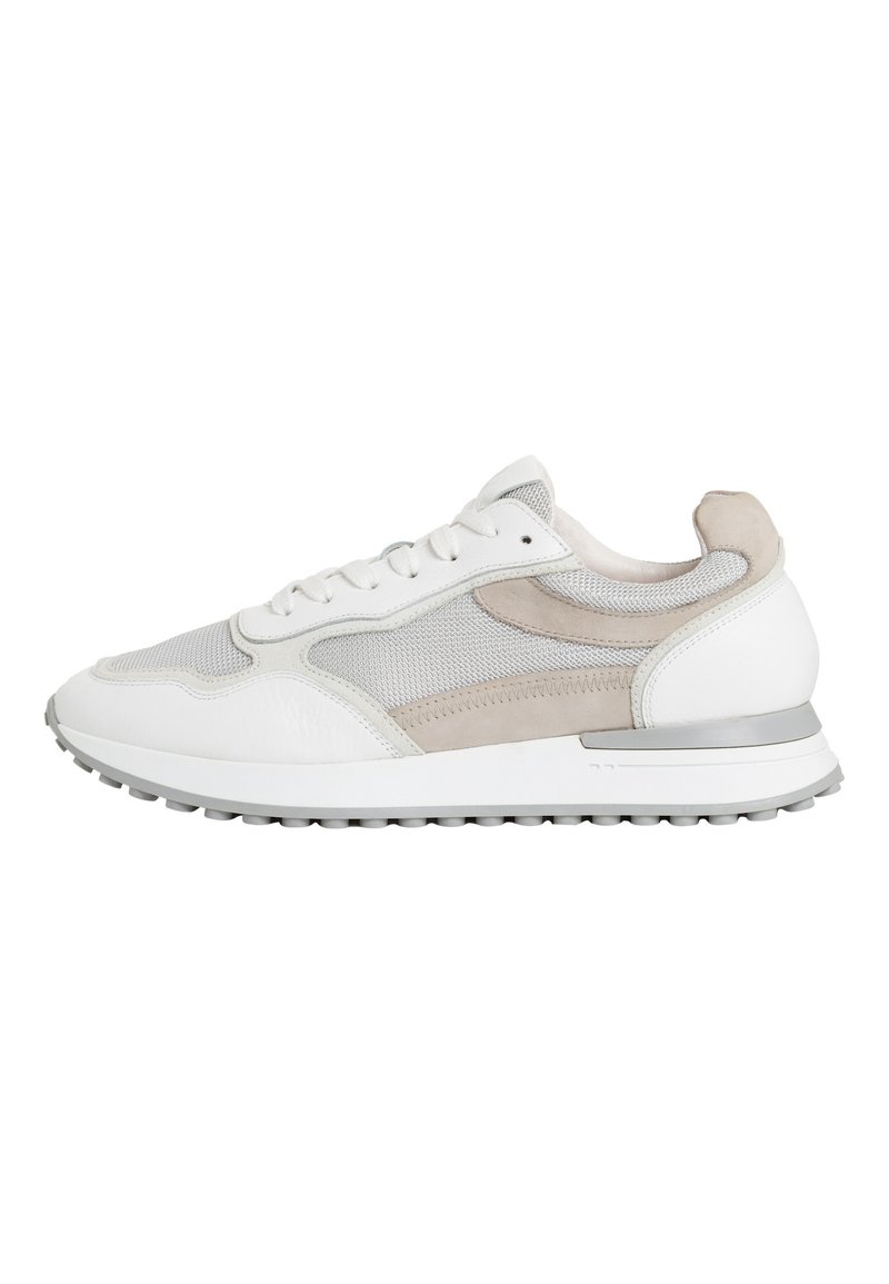 Adidași albi și gri deschis, cu panouri din plasă și piele, vârf rotund, design cu șireturi, talpă căptușită și accente argintii pe călcâi.