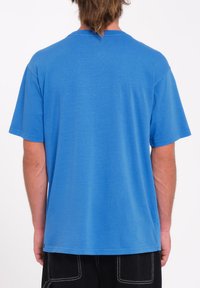 Blå kortærmet t-shirt med rund halsudskæring, letvægtsstof og et enkelt design, med lige kant og afslappet pasform.