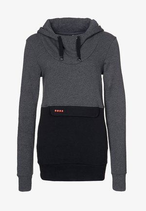 Mikina s kapucí se šedou horní částí a černou dolní částí, která má šňůrky, přední kapsu a pět červených detailů na kapse.