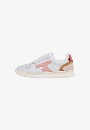 Sneaker bianco con accenti rosa e logo, tacco in suede beige, punta perforata e lacci bianchi. Materiali in pelle liscia e tessuto.