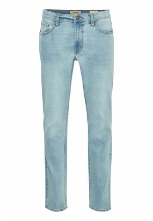 Jeans en denim bleu clair avec une coupe slim, dotés de cinq poches, d'une fermeture à bouton et d'un léger dégradé sur l'ensemble du tissu.