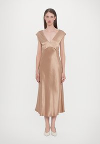 Knelang, bronse satinkjole med dyp V-hals og ermeløse cap-sleeves, med en tilpasset bust og flytende skjørt. Glatt tekstur og elegant design.