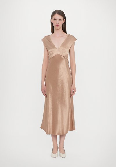 Robe en satin bronze à mi-cuisse avec un décolleté en V profond et des manches courtes, présentant un buste ajusté et une jupe fluide. Texture lisse et design élégant.
